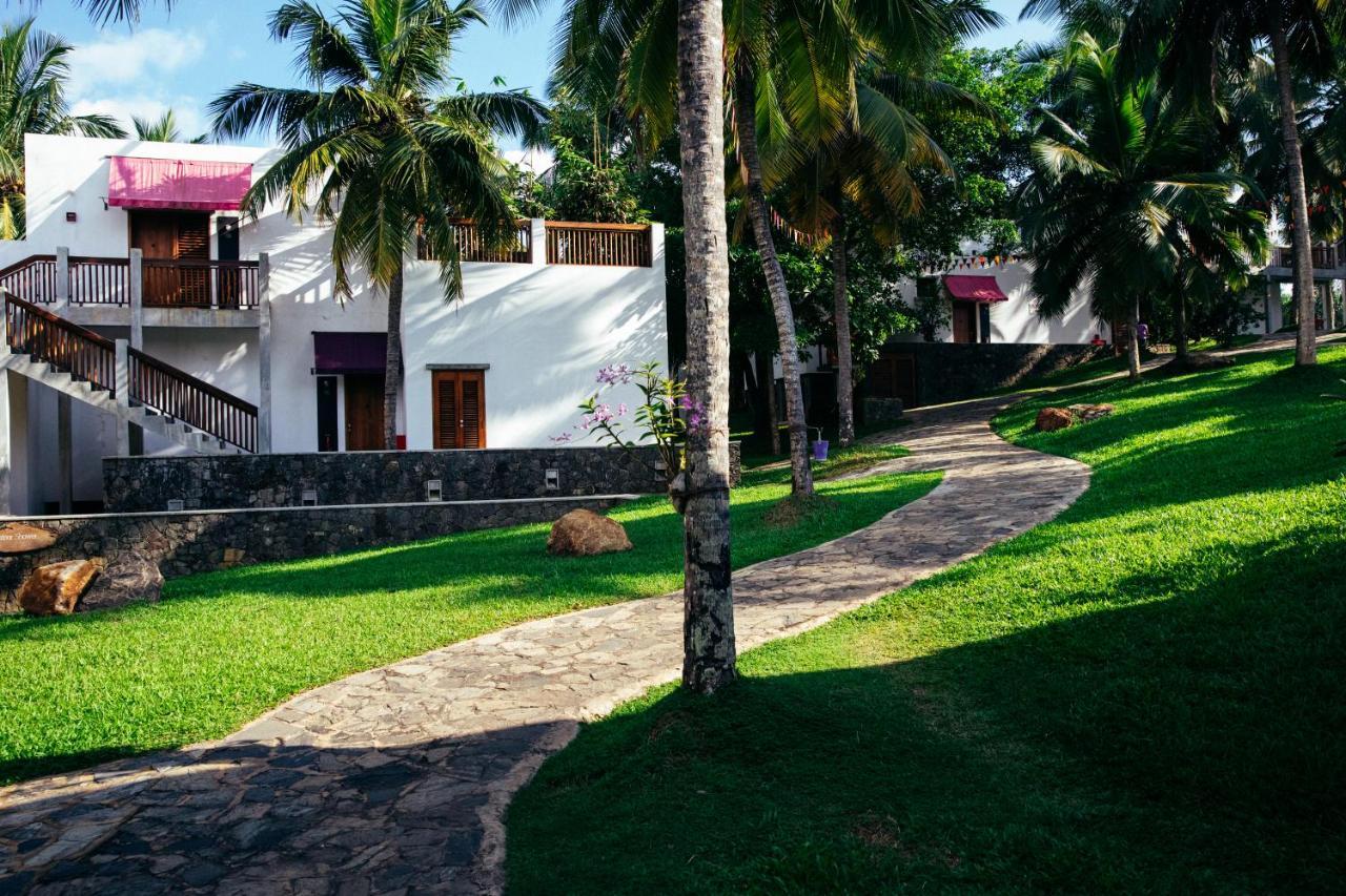 Utmt - Underneath The Mango Tree Spa & Beach Resort Диквела Екстериор снимка