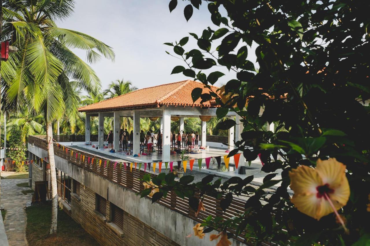 Utmt - Underneath The Mango Tree Spa & Beach Resort Диквела Екстериор снимка