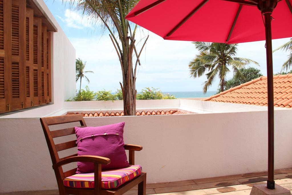 Utmt - Underneath The Mango Tree Spa & Beach Resort Диквела Стая снимка